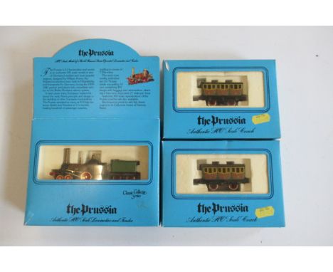 Bachmann German locomotive The Prussia with two coaches, all items boxed, G (Est. plus 21% premium inc. VAT)