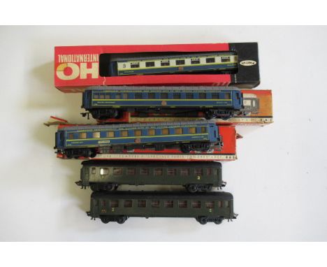 Playcraft H.O. Scale S.N.C.F. coaches comprising three C.I.W.L. Pullmans and two S.N.C.F. green passenger, some items boxed F