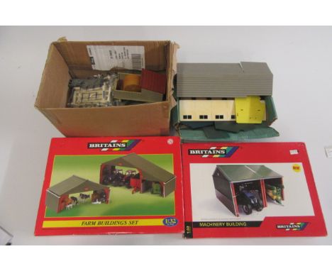 Britains farm buildings and equipment comprising Building Set 40973, 42808 Tractor Shed, Horse Stable, Fencing and Bales, som