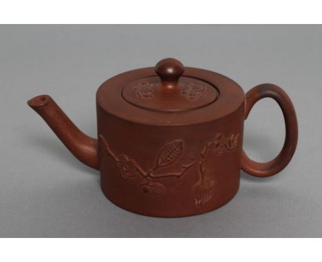 AN ELERS TYPE REDWARE MINIATURE TEAPOT AND COVER, early 18th century, of plain cylindrical form, the cover and body with leaf