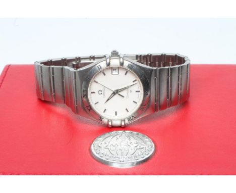 A GENTLEMAN'S OMEGA CONSTELLATION QUARTZ WRISTWATCH, the off white engine turned dial with white metal batons, centre seconds