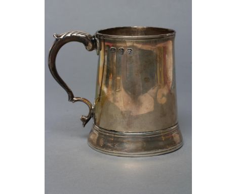 A GEORGE III SILVER SMALL MUG, maker's mark ?K/R, London possibly 1773, of plain tapering cylindrical form on low spreading f