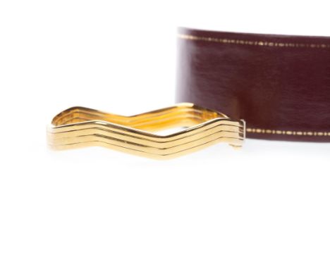 GOLD WAVE BANGLE, 8mm wide, 60mm inner diameter, marked 750, 26.2g Please read the content of the ‘Important Information’ tab