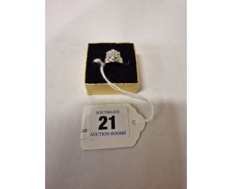 18 CARAT GOLD DIAMOND CLUSTER RING - SIZE P - 4.9 GRAMS APPROX