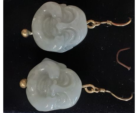 A pair of 925 silver gilt drop earrings set with carved jade depicting Happy Buddha, L. 4cm.