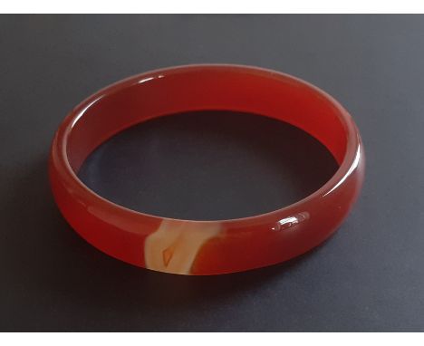 A banded agate bangle, Dia. 7cm.