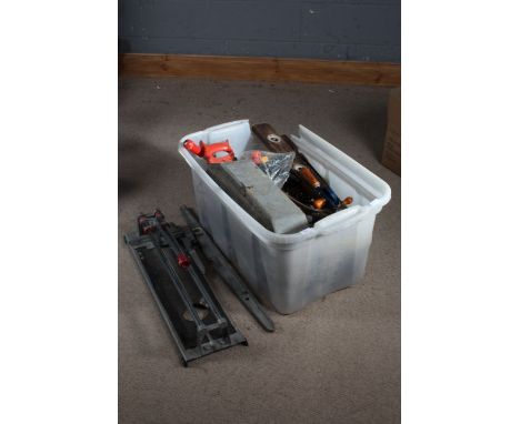 Large box of&nbsp; various hand tools, spirit level, hand saw etc., (qty)