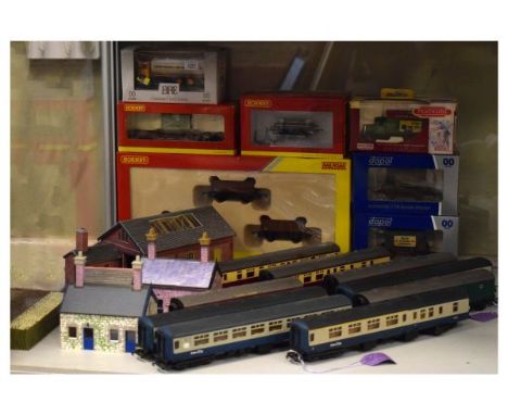 Assorted collection of various 00 gauge items to include; nine Triang Lima carriages, Hornby R6473 triple mineral wagon pack,
