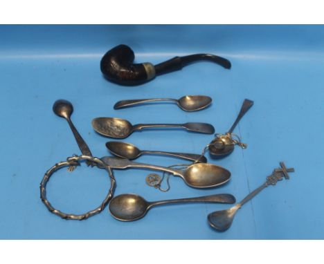 A COLLECTION OF SILVER AND WHITE METAL ITEMS TO INCLUDE A PIPE