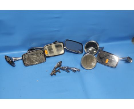 A QUANTITY OF CAR PARTS TO INCLUDE WING MIRRORS, TWO JAGUAR CAR MASCOTS ETC.
