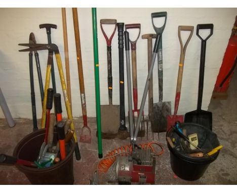 A QUANTITY OF ASSORTED HAND TOOLS