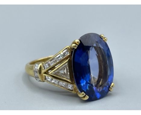 Beautiful 18ct gold natural blue corundum and diamond ring with 11 princess cuts and 1 trapeze cut on each shoulder 8.18g siz