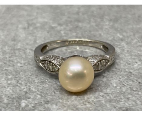 Beautiful 14ct white gold diamond and pearl ring size N 3.34g