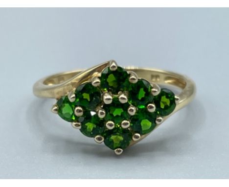 Ladies 9ct gold green stone cluster ring 2.46g size S