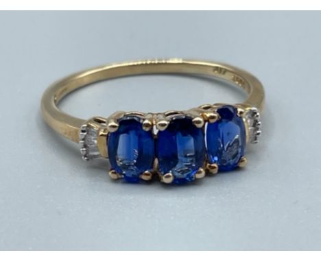 Ladies 10ct gold blue and white stone ring 2g size Q