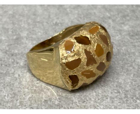 Large 18ct gold ring with textured fancy pattern features size V 10g