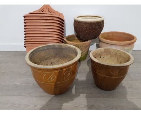 A lot of plant pots and hanging baskets to include fourteen plastic hanging baskets,two clay and three ceramic plant pots.