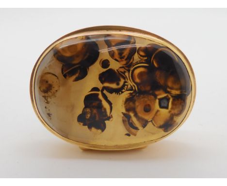 A YELLOW METAL MOUNTED AGATE SNUFF BOX made from an agate rock chosen to fit nicely in the hand, the yellow metal mount bears