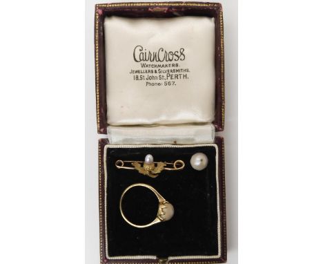 TWO ITEMS OF SCOTTISH RIVER PEARL JEWELLERY a 9ct gold thistle shaped brooch, set with a Scottish river pearl, length 3.1cm, 