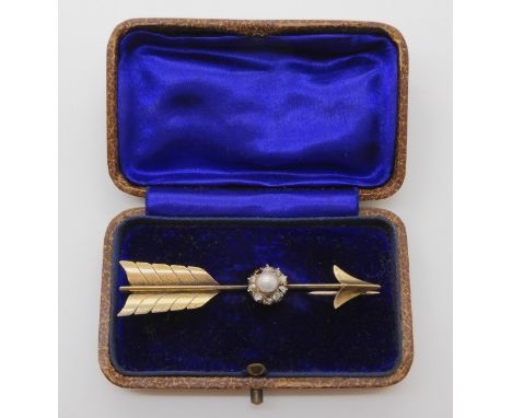 A PEARL AND DIAMOND SET ARROW BROOCH mounted in yellow metal, with engraved detail, a single pearl surrounded with rose cut d