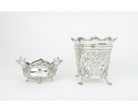 AN EDWARDIAN SILVER POT / PLANTER of tapering cylindrical form, the body with pierced fretwork vignettes above repousse decor