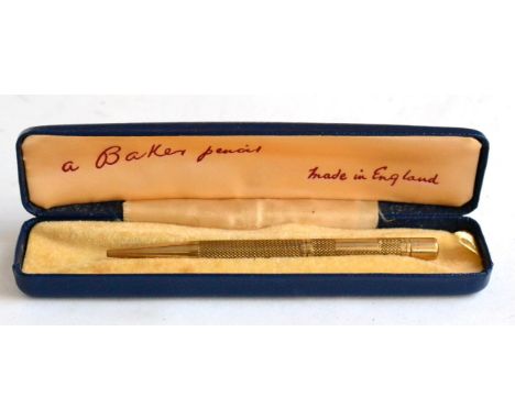 ^ A 9ct gold cased propelling pencil, Birmingham 1964, with engine turned decoration, 9.5cm long, cased
