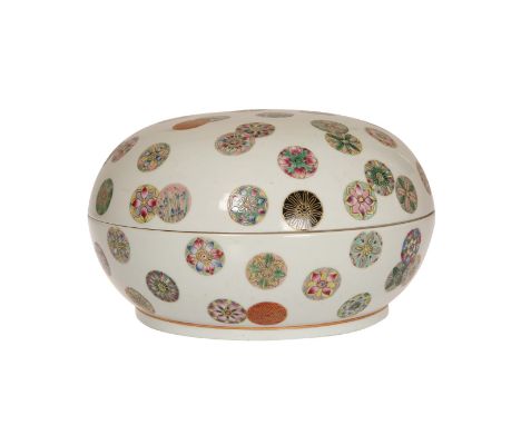 A LARGE CHINESE COVERED BOWL, decorated throughout with enamel painted roundels. 23.5cm wide