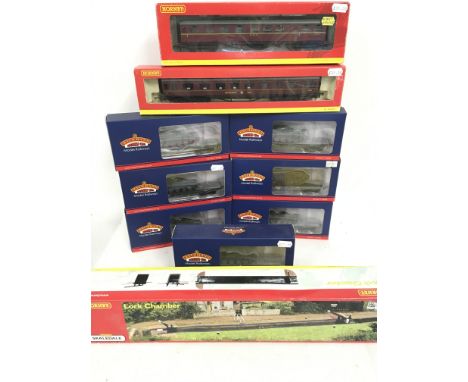 A Collection of Boxed 00 Gauge items Including Bachmann and Hornby.