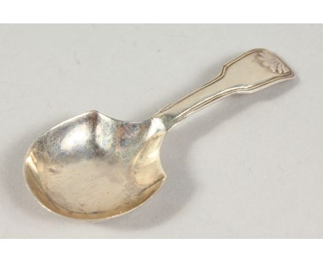 A VICTORIAN IRISH FIDDLE AND SHELL CADDY SPOON. Dublin 1852.  Maker: WO.
