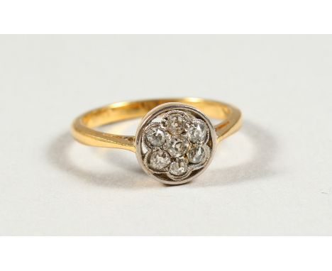 AN 18CT GOLD DIAMOND CLUSTER RING.