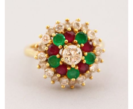 A GOOD 18CT GOLD THREE-TIER DIAMOND SET CLUSTER RING.