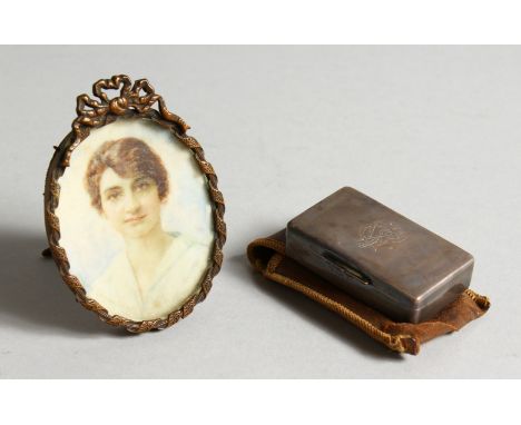 AN OVAL PORTRAIT MINIATURE OF A LADY and A SILVER SNUFF BOX. London 1894 (2).