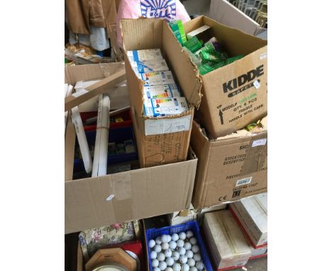 4 BOXES OF LIGHT BULBS