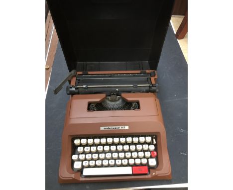 UNDERWORLD TYPE 142 PORTABLE TYPEWRITER