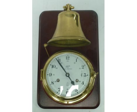 SCHATZ 'ROYAL MARINER' MODERN BRASS CASED BULKHEAD TYPE CLOCK mounted on a mahogany plaque with a hammer striking on a bell m