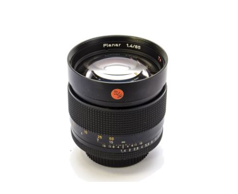 A Carl Zeiss Planar T* f/1.4 85mm Lens, black, serial no. 6584162, body, VG, elements, VG-E, some very light cleaning marks t