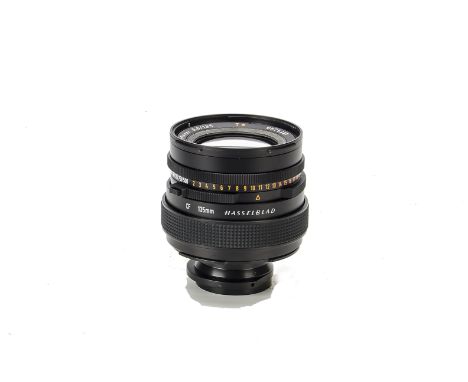 A Carl Zeiss Makro-Planar CF T* f/5.6 135mm Lens, black, serial no. 6675227, body, VG-E, elements, VG, some very light intern