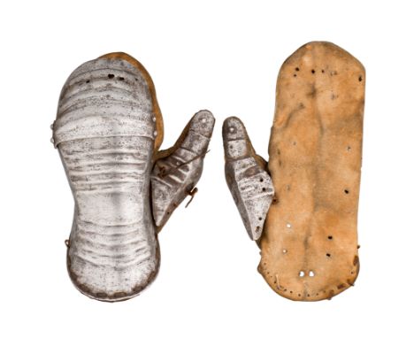 A MITTEN GAUNTLET FOR THE LEFT HAND, LATE 19TH OR EARLY 20TH CENTURY, IN THE SOUTH GERMAN STYLE OF THE MID-15TH CENTURY forme