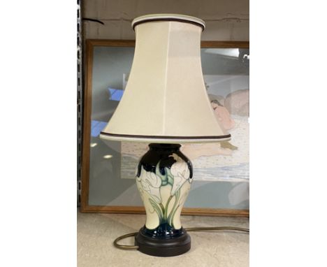 MOORCROFT TABLE LAMP &amp; SHADE - 40 CMS (H) APPROX