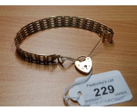 9 ct gold gate bracelet 16.5 grams.