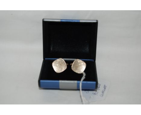 Pair of gentlemans 9ct gold square cufflinks with engine turned tartan decoration 7.7 grams.