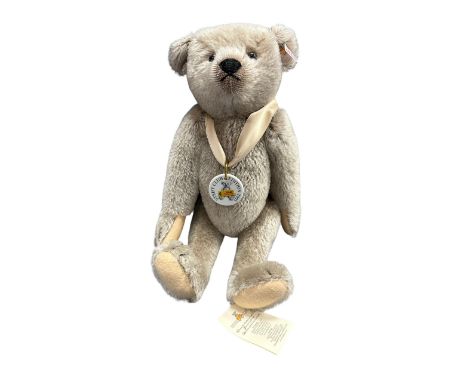 Steiff. Club Edition 2005 teddy bear, white tag No. 420467, excellent in good plus (some lint) drawstring bag, limited editio