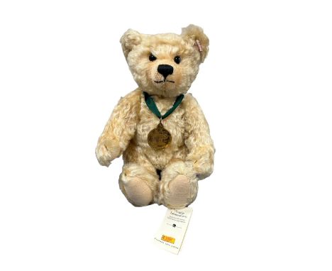 Steiff. Teddy Bear, blonde mohair, white tag No. 661488, excellent in excellent cream drawstring bag, approx. H30cm, with Ste