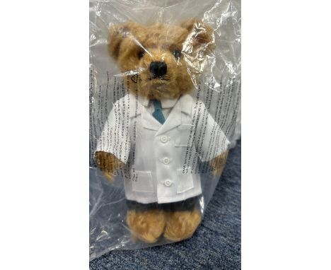 Steiff. Doctor Bear, yellow tag No. 690723, excellent in excellent striped box, golden mohair, approx. H27cm, with white coat