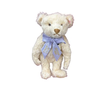 Steiff. Club Edition 2010 Teddy Bear, white tag No. 421105, excellent in excellent box, limited edition certificate no. 532, 