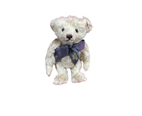 Steiff. Club Annual Edition 2011 Teddy Bear, white tag No. 421143, excellent in excellent illustrated box, limited edition ce