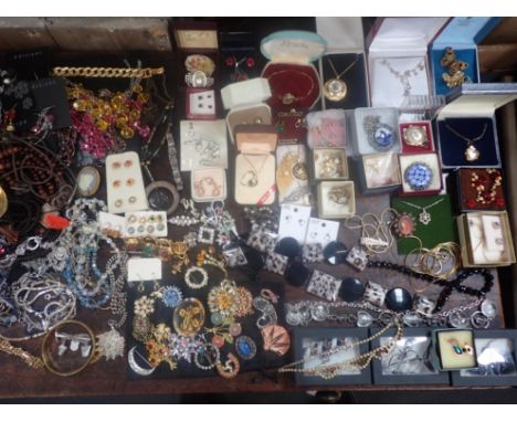 A COLLECTION OF VINTAGE AND MODERN COSTUME JEWELLERY including brooches, earrings, a silver watch chain etc