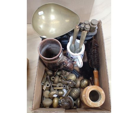 A SET OF 'VICTOR' KITCHEN SCALES WITH METRIC WEIGHTS a quantity of brass doorknobs and sundries