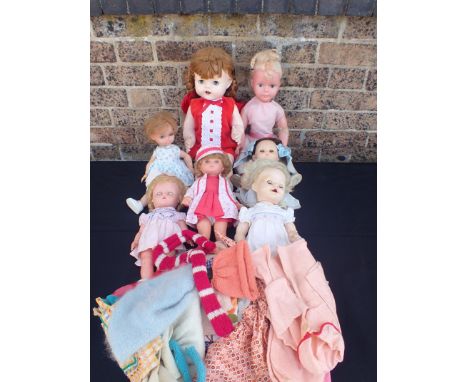 A QUANTITY OF VINTAGE DOLLS AND CLOTHES 