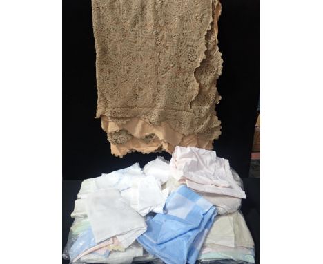 A COLLECTION OF DOMESTIC VINTAGE LINENS to include a cotton crochet bedspread, tablecloths, napkins, etc.